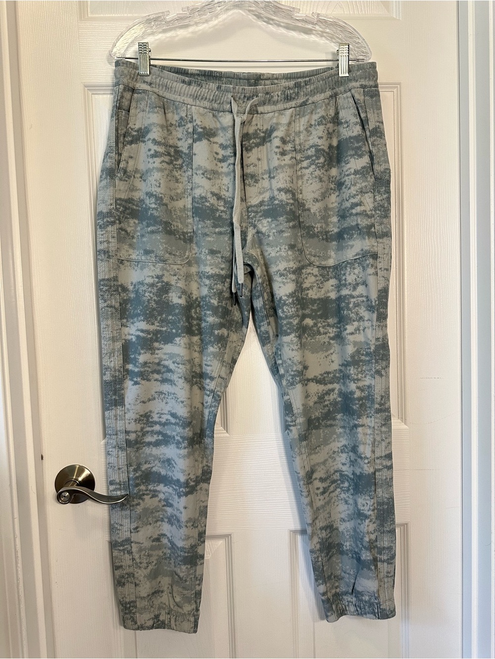 Athleta Farallon Joggers size L in Fog Camo Coast